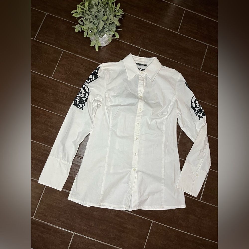 Juliette white with black embroidered button down sz small